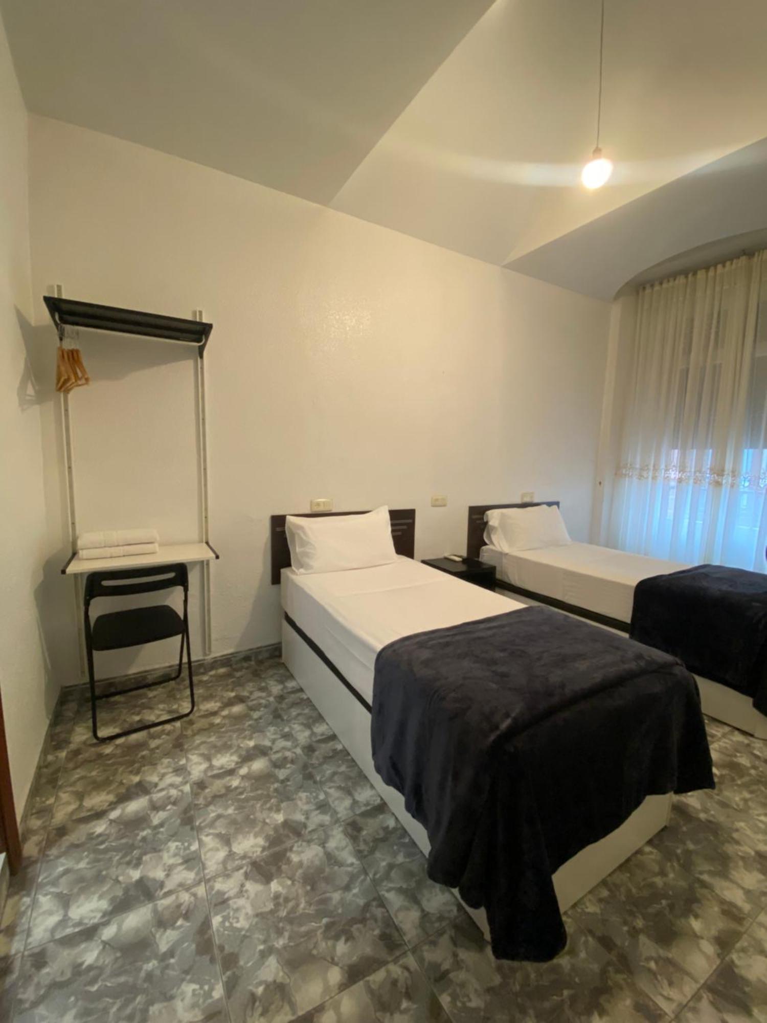 Hostal Palacios Fuencarral Madrid Buitenkant foto